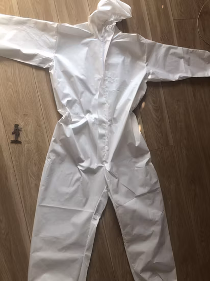 Дешевый профессиональный изоляционный халат, защитный костюм, одежда, антивирусный одноразовый индивидуальный костюм, химическая водонепроницаемая защита, изоляционная одежда, комбинезон.