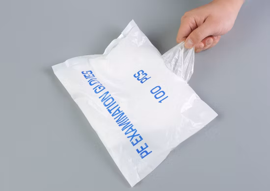 Одноразовые медицинские защитные перчатки из водонепроницаемого пластика PE-CPE для защиты рук.